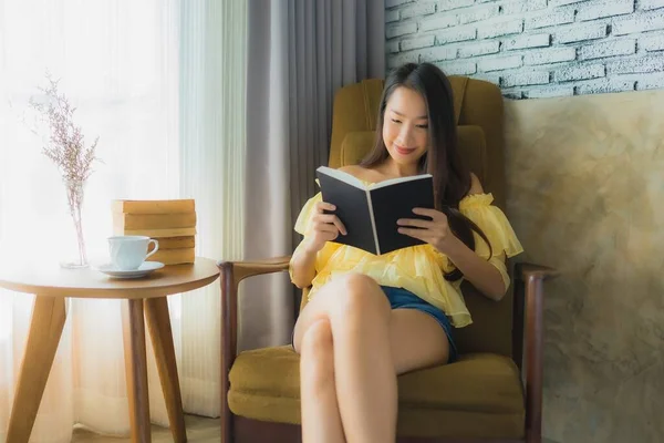 Retrato Joven Asiática Mujer Sentarse Sofá Silla Leer Libro Con —  Fotos de Stock