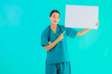 Fotokopi için boş kâğıt tahtası olan güzel Asyalı genç doktor kadın hastane ve klinikteki sağlık hizmetleri konseptinde mavi izole edilmiş arka plan.