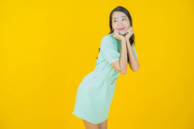 Portre güzel Asyalı kadın gülümsüyor. Renkli arka planda hareket var.