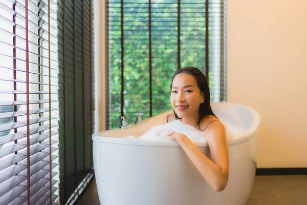 Retrato Hermosa Joven Asiática Mujer Feliz Sonrisa Relajarse Tomar Baño — Foto de Stock