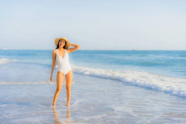 Retrato Bonito Jovem Asiático Mulher Feliz Sorriso Redor Mar Oceano — Fotografia de Stock