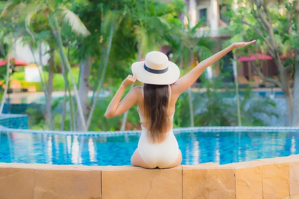 Retrato Hermosa Joven Mujer Asiática Relajarse Alrededor Piscina Complejo Hotelero —  Fotos de Stock