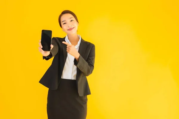 Porträt Schöne Junge Business Asiatin Mit Smartphone Und Kaffeetasse Auf — Stockfoto