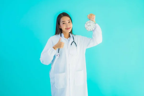 Portré Gyönyörű Fiatal Ázsiai Orvos Óra Vagy Riasztó Kék Elszigetelt — Stock Fotó