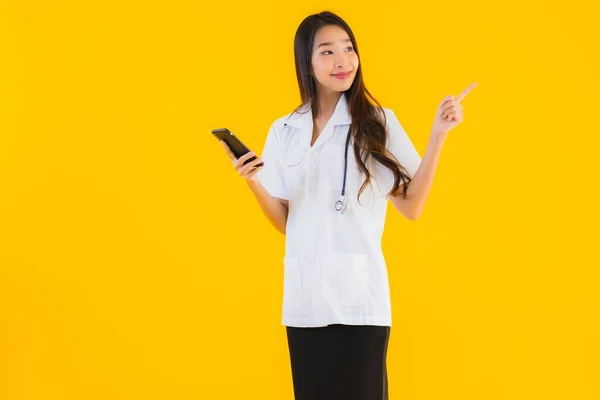 Πορτρέτο Όμορφη Νεαρή Ασιάτισσα Γιατρός Γυναίκα Χρησιμοποιούν Έξυπνο Κινητό Τηλέφωνο — Φωτογραφία Αρχείου