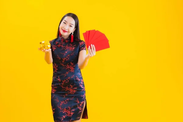 Porträt Schöne Junge Asiatische Frau Tragen Chinesisches Kleid Zeigen Gold — Stockfoto