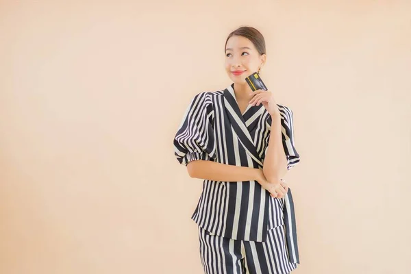 Porträt Schöne Junge Asiatische Frau Mit Smartphone Auf Braunem Hintergrund — Stockfoto