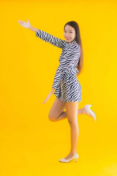 Retrato Bonito Jovem Asiático Mulher Sorriso Feliz Com Ação Amarelo — Fotografia de Stock