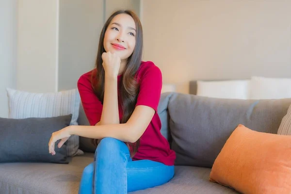 Porträtt Vacker Ung Asiatisk Kvinna Koppla Leende Soffan Vardagsrummet Inredning — Stockfoto