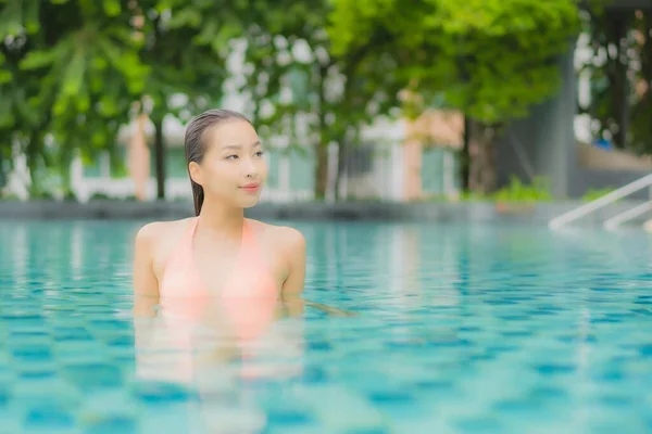 Retrato Bonito Jovem Asiático Mulher Relaxar Sorriso Lazer Redor Piscina — Fotografia de Stock