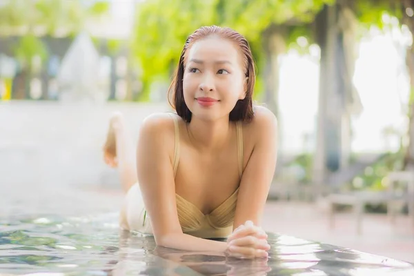 아름다운 여성이 여행중 리조트 수영장에서 미소짓는다 — 스톡 사진