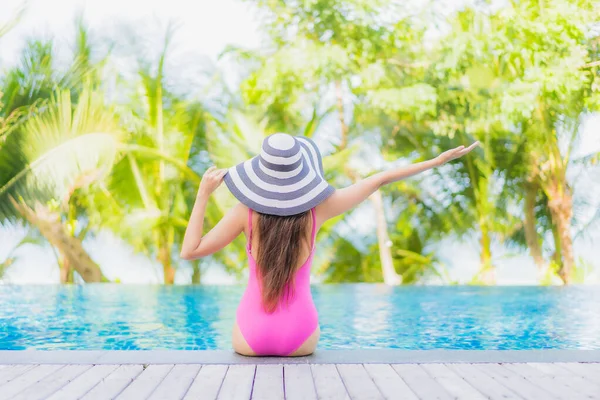 Retrato Hermosa Joven Mujer Asiática Sonrisa Relajarse Alrededor Piscina Aire — Foto de Stock