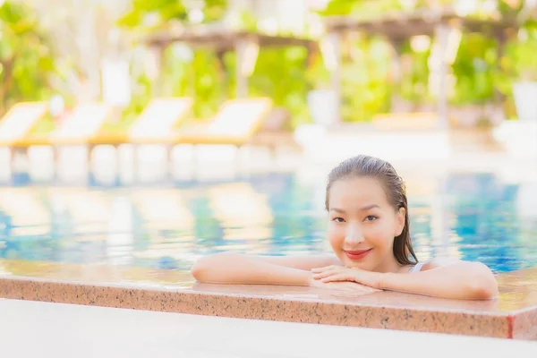 Porträt Schöne Junge Asiatische Frau Entspannen Lächeln Freizeit Rund Freibad — Stockfoto