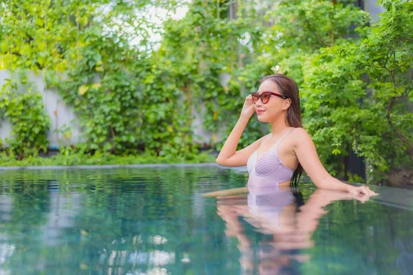 Porträt Schöne Junge Asiatische Frau Entspannen Lächeln Freizeit Rund Freibad — Stockfoto