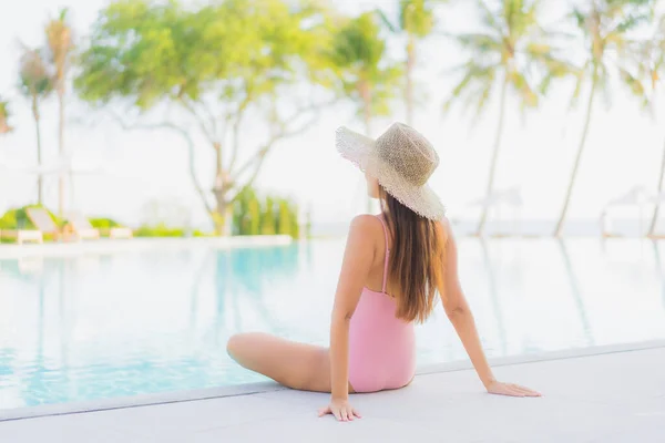 Retrato Bonito Jovem Asiático Mulher Relaxar Lazer Redor Piscina Livre — Fotografia de Stock