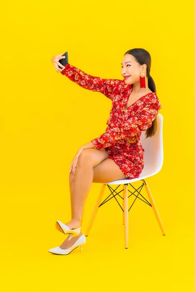 Porträt Schöne Junge Asiatische Frau Mit Smartphone Auf Stuhl Sitzen — Stockfoto