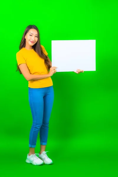 Portret Piękna Młoda Azjatycka Kobieta Pokazać Biały Pusty Billboard Zielonym — Zdjęcie stockowe