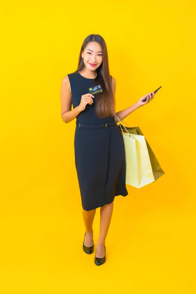 Retrato Bonito Jovem Asiático Mulher Negócios Com Monte Saco Compras — Fotografia de Stock