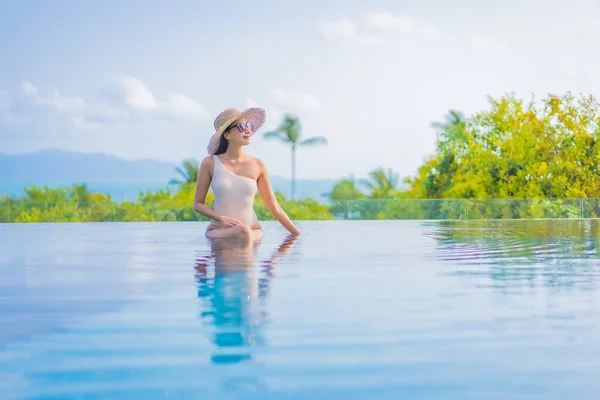 Retrato Hermosa Joven Mujer Asiática Disfrutar Alrededor Piscina Aire Libre —  Fotos de Stock