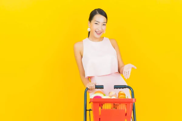 Portré Gyönyörű Fiatal Ázsiai Mosoly Élelmiszer Kosár Szupermarket Sárga Színű — Stock Fotó