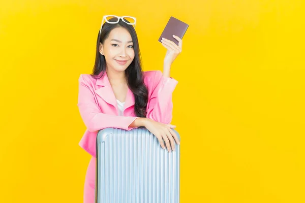 Portrait Belle Jeune Femme Asiatique Avec Sac Bagages Passeport Prêt — Photo