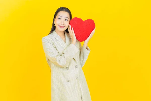 Portret Mooie Jonge Aziatische Vrouw Glimlach Met Hart Kussen Vorm — Stockfoto