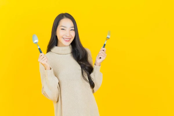 Portret Mooie Jonge Aziatische Vrouw Glimlach Met Lepel Vork Kleur — Stockfoto