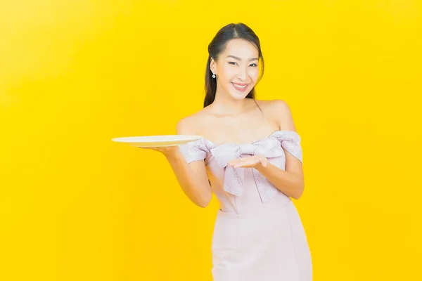 아름다운 아시아 배경에 접시를 미소짓는 — 스톡 사진