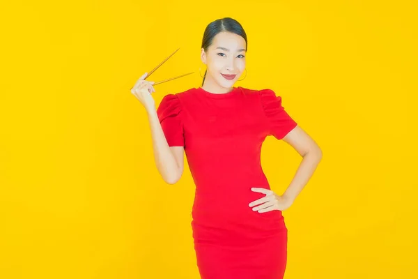 Porträtt Vacker Ung Asiatisk Kvinna Med Ätpinnar Färg Bakgrund — Stockfoto