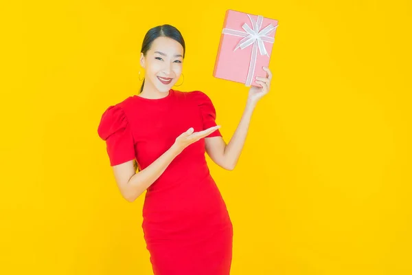 Portret Mooie Jonge Aziatische Vrouw Glimlach Met Rode Geschenkdoos Kleur — Stockfoto