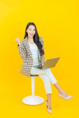 Asyalı güzel bir kadının portresi bilgisayarla izole edilmiş arka planda gülümsüyor.