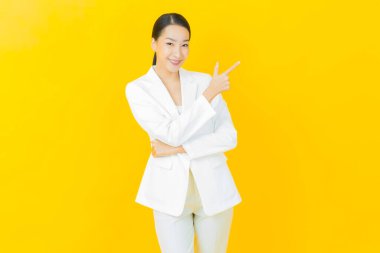 Portre güzel Asyalı kadın gülümsüyor. Renkli arka planda hareket var.