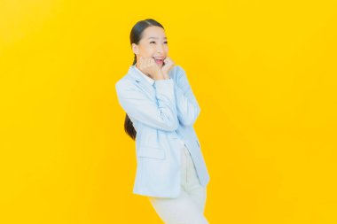 Portre güzel Asyalı kadın gülümsüyor. Renkli arka planda hareket var.