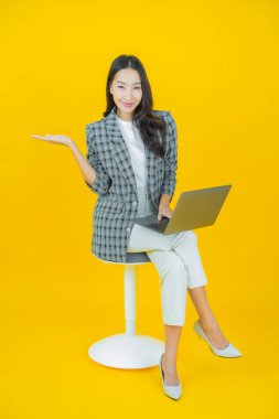 Asyalı güzel bir kadının portresi bilgisayarla izole edilmiş arka planda gülümsüyor.