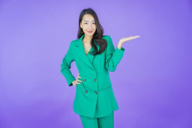 Portre güzel Asyalı kadın gülümsüyor. Renkli arka planda hareket var.