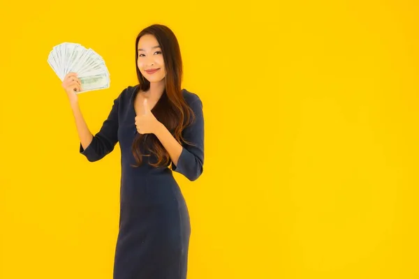 Πορτρέτο Όμορφη Νεαρή Ασιάτισσα Γυναίκα Χρήματα Και Μετρητά Κίτρινο Απομονωμένο — Φωτογραφία Αρχείου