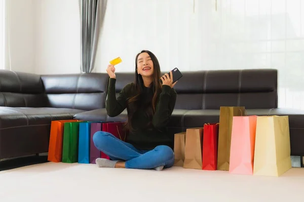 Retrato Hermosa Mujer Asiática Joven Con Bolsa Compras Tarjeta Crédito — Foto de Stock