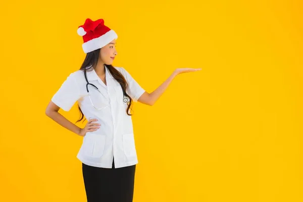 Wanita Muda Dokter Asia Yang Cantik Mengenakan Natal Atau Topi — Stok Foto