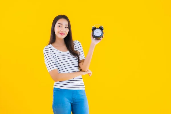 Porträtt Vacker Ung Asiatisk Kvinna Visa Klocka Eller Larm Gul — Stockfoto
