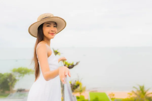 Portriat Bela Jovem Asiático Mulher Feliz Sorriso Torno Varanda Com — Fotografia de Stock