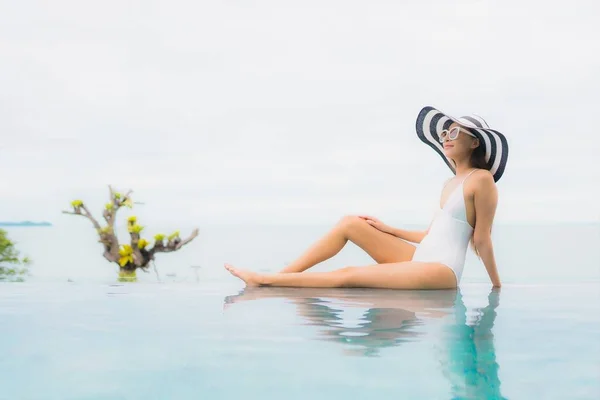 Retrato Hermosa Joven Mujer Asiática Sonrisa Relajarse Ocio Alrededor Piscina — Foto de Stock