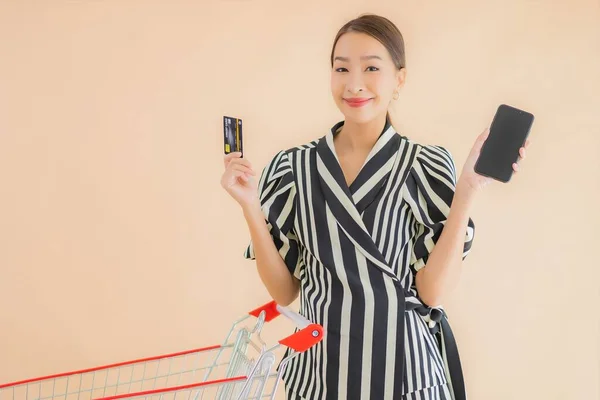 Porträt Schöne Junge Asiatische Frau Mit Einkaufswagen Für Den Einkauf — Stockfoto