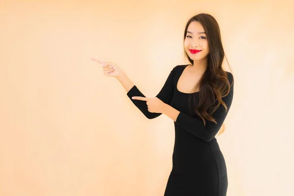 Портрет Красивая Молодая Азиатка Счастливая Улыбка Действии Цветном Изолированном Фоне — стоковое фото