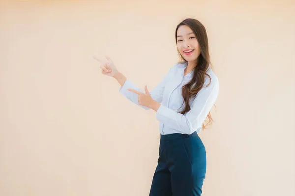 Портрет Красивой Молодой Азиатской Бизнес Женщины Действии Изолированном Цветном Фоне — стоковое фото
