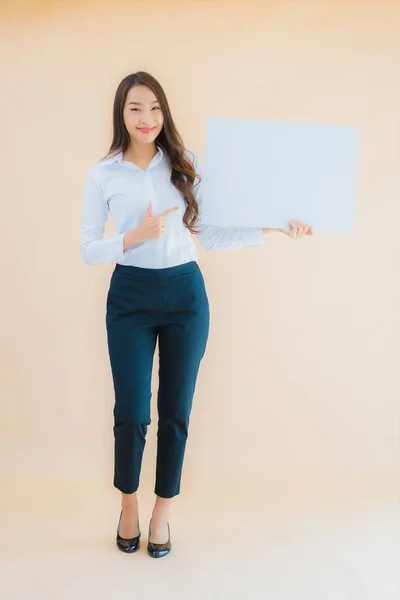 Portret Piękny Młody Azji Biznes Kobieta Pokazać Biały Pusty Billboard — Zdjęcie stockowe