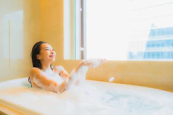 Portrait Belle Jeune Femme Asiatique Relax Sourire Loisirs Dans Baignoire — Photo