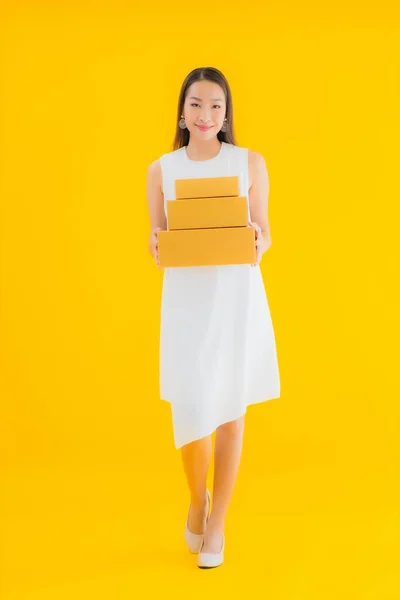 Retrato Bonito Jovem Asiático Mulher Com Pacote Caixa Amarelo Isolado — Fotografia de Stock