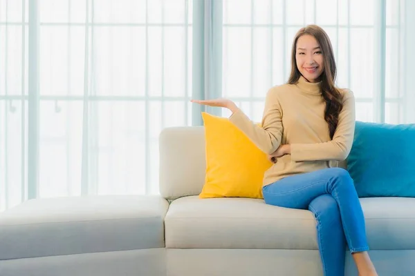 Retrato Hermosa Joven Mujer Asiática Relajarse Ocio Disfrutar Sofá Sala — Foto de Stock