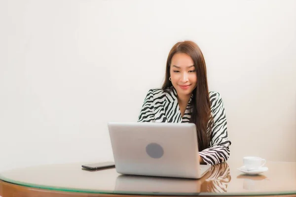 Portrét Krásná Mladá Asijská Žena Použít Počítač Notebook Pracovním Stole — Stock fotografie