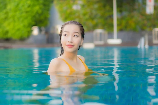 Retrato Bonito Jovem Asiático Mulher Relaxar Sorriso Lazer Redor Piscina — Fotografia de Stock